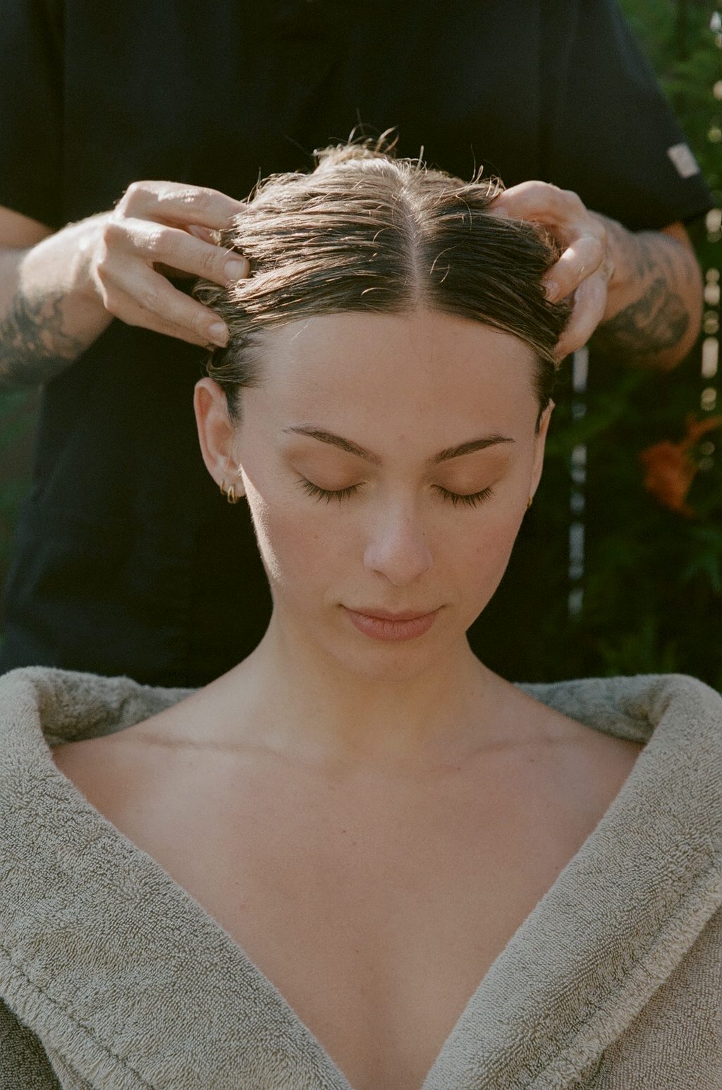 Guest receiving a scalp massage in the Wren garden