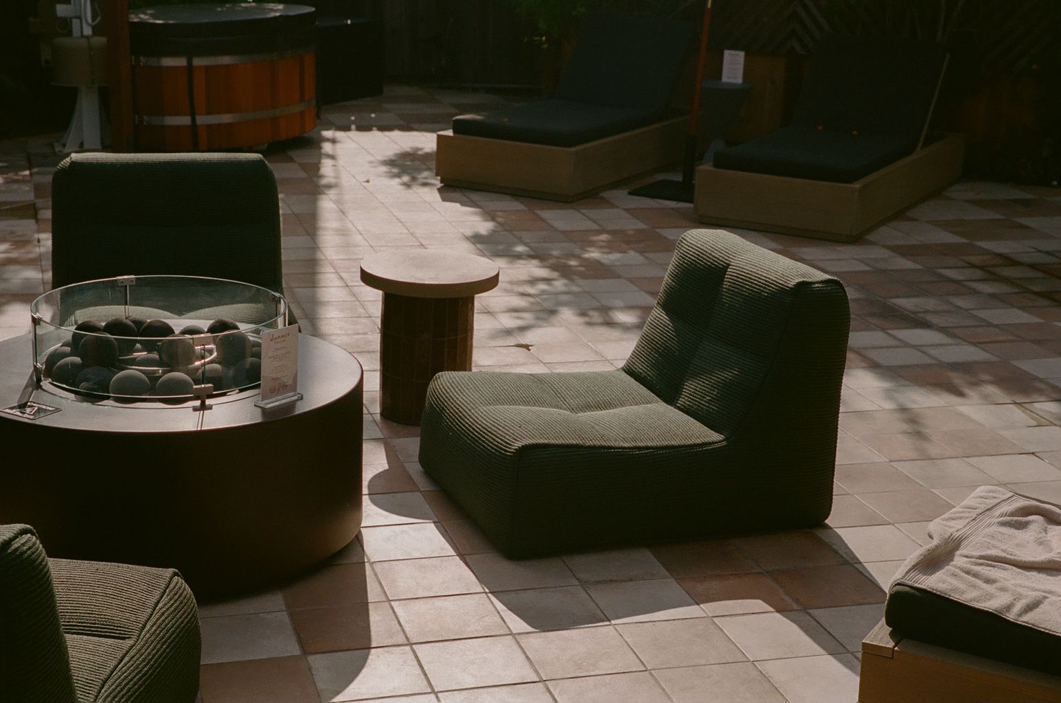 The Wren garden lounge with chairs around the fire